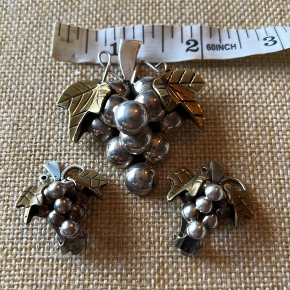 .925 sterling Taxco Mexico Solid Grapes Brooch & matching Earrings Vintage - Picture 4 of 12